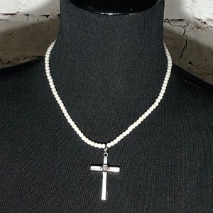 🆕⬇️Pearl Necklace with Silver Color Cross